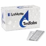 Une boîte étiquetée LaMotte TesTabs avec un motif bleu et blanc se trouve derrière un blister contenant des comprimés ronds de chlore DPD #4 RAPID. L’arrière-plan de la boîte présente des gouttelettes d’eau.