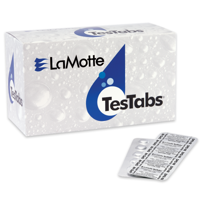 Une boîte étiquetée LaMotte TesTabs avec un motif bleu et blanc se trouve derrière un blister contenant des comprimés ronds de chlore DPD #4 RAPID. L’arrière-plan de la boîte présente des gouttelettes d’eau.