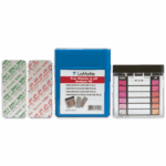Un kit de prueba de cloro libre y analizador de pH con una carcasa azul, dos paquetes de tabletas de DPD y un bloque comparador de color con tiras de color de reactivos de prueba para medir con precisión los niveles de cloro y pH.