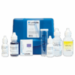 Un kit de test Polyquat - 7056-01 comprenant des bouteilles marquées, un indicateur, un tube à essai, un tableau des couleurs et une mallette bleue, le tout soigneusement disposé sur un fond blanc.