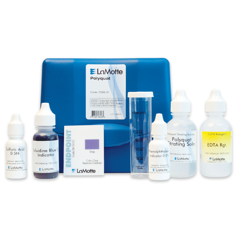 Un kit de test Polyquat - 7056-01 comprenant des bouteilles marquées, un indicateur, un tube à essai, un tableau des couleurs et une mallette bleue, le tout soigneusement disposé sur un fond blanc.