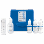 Un kit d’essai LaMotte Dureté Totale en Eau - 7171-02 comprend un boîtier bleu, un tube à essai transparent, une bouteille de titrant de dureté et trois flacons compte-gouttes portant Dureté 5 — tous soigneusement disposés côte à côte.
