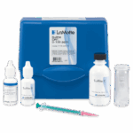 Un kit de prueba de sulfito LaMotte - 7175-DR-01 con una caja azul, dos pequeños frascos de reactivos, un frasco más grande de "Sulfite C", un tubo de ensayo transparente y una jeringuilla verde con punta rosa, todo ordenadamente colocado delante de la caja.