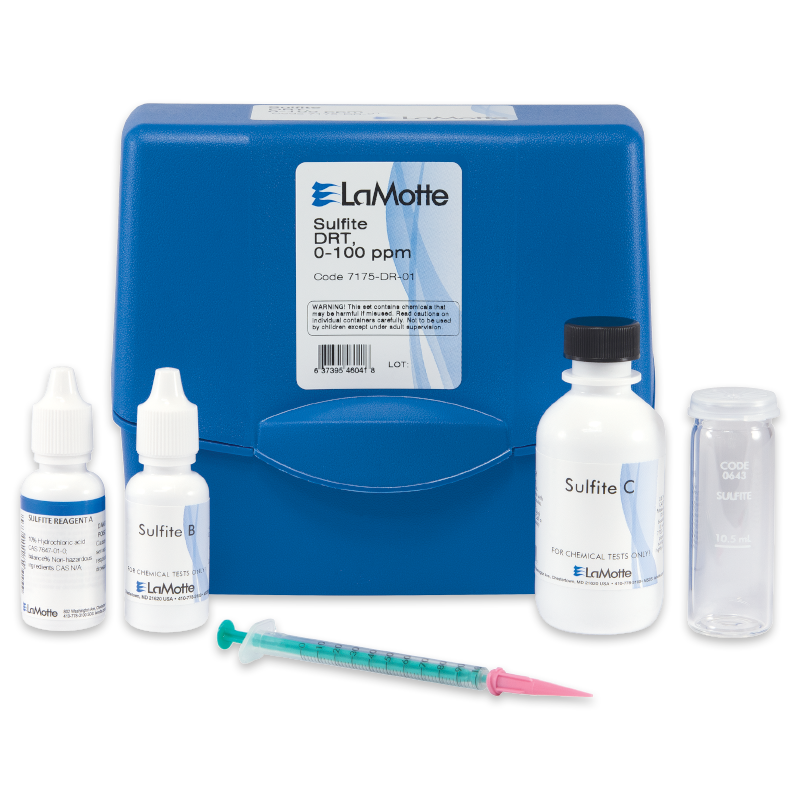 Un kit de prueba de sulfito LaMotte - 7175-DR-01 con una caja azul, dos pequeños frascos de reactivos, un frasco más grande de "Sulfite C", un tubo de ensayo transparente y una jeringuilla verde con punta rosa, todo ordenadamente colocado delante de la caja.