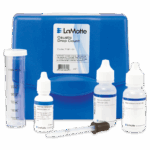 Un kit de test caustique LaMotte - 7181-01 avec un boîtier bleu, un cylindre gradué, trois flacons de solution étiquetés et une pipete en plastique soigneusement disposée devant la vitrine.