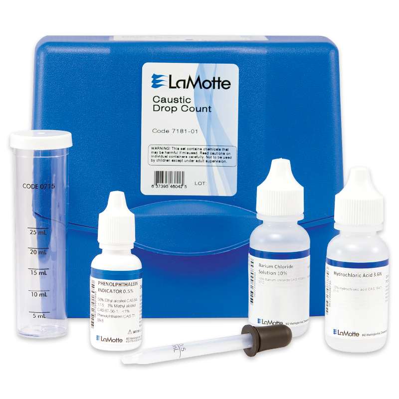 Un kit de test caustique LaMotte - 7181-01 avec un boîtier bleu, un cylindre gradué, trois flacons de solution étiquetés et une pipete en plastique soigneusement disposée devant la vitrine.