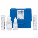 Un kit LaMotte Chlorine and Hardness Warewash - 7250-02 comprend un boîtier en plastique bleu, deux petites bouteilles de réactifs et deux tubes à essai transparents étiquetés pour le chlore et la dureté, disposés à la verticale devant le boîtier.