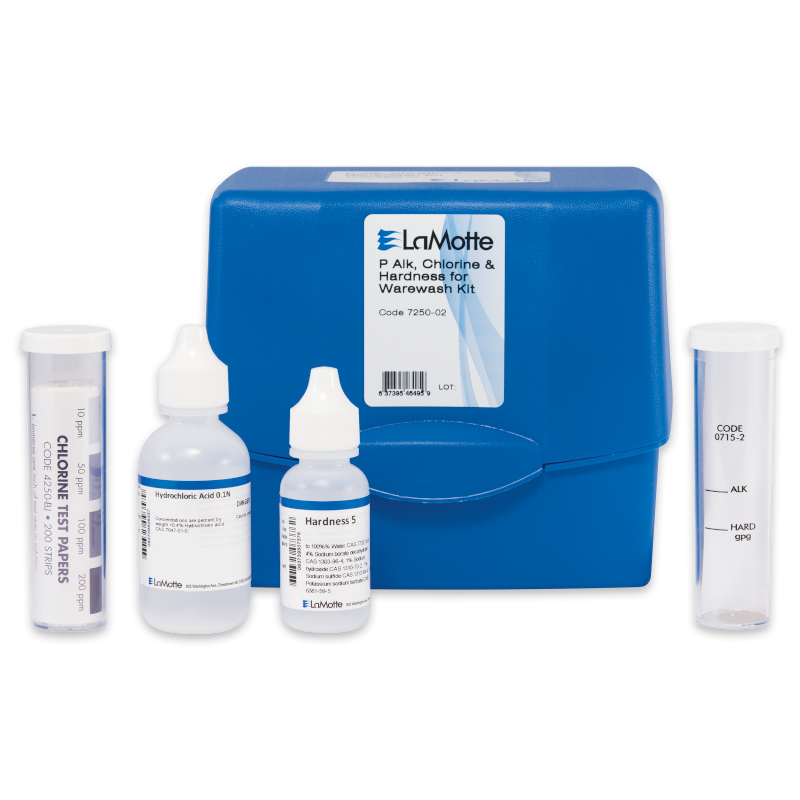 Un kit LaMotte Chlorine and Hardness Warewash - 7250-02 comprend un boîtier en plastique bleu, deux petites bouteilles de réactifs et deux tubes à essai transparents étiquetés pour le chlore et la dureté, disposés à la verticale devant le boîtier.