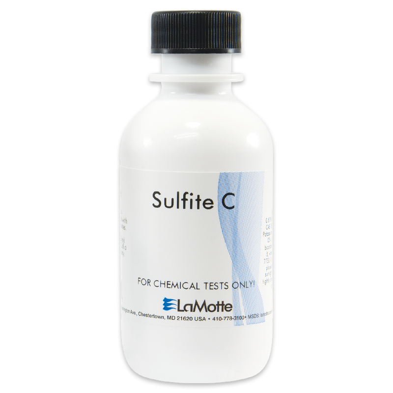 Una botella de plástico blanca etiquetada como Sulfite C para pruebas químicas por LaMotte, con un logo y texto azules, con un tapón de rosca negro.