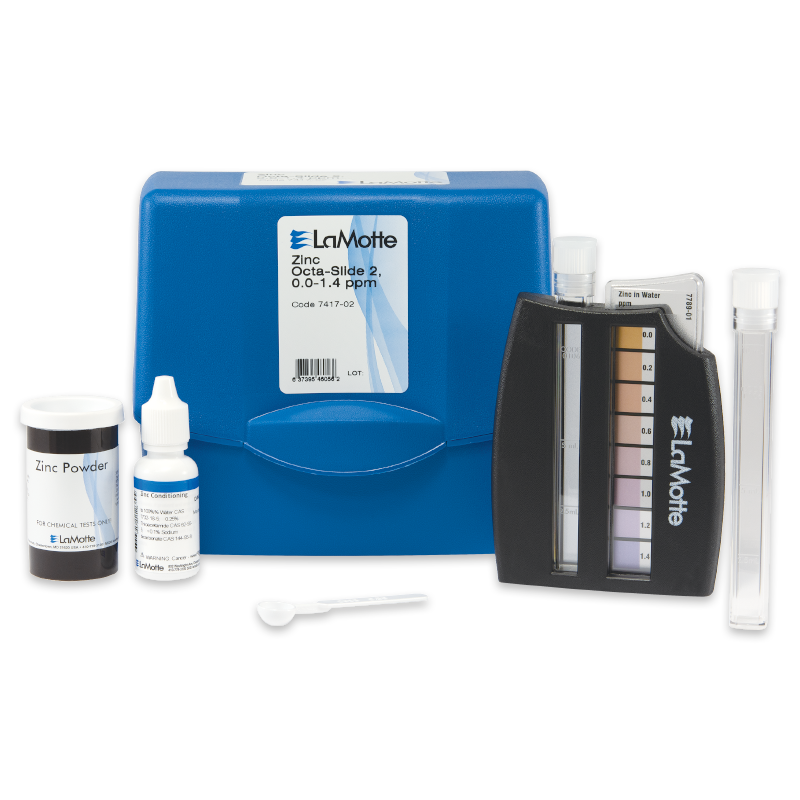 Le kit d’essai de zinc - 7417-02 comprend un boîtier bleu, des tubes à essai, un tableau comparatif, un récipient de poudre de zinc, une bouteille compte-gouttes et une petite cuillère blanche pour une mesure facile et précise des niveaux de zinc dans l’eau.