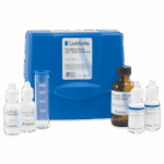 El Kit de Prueba de Fosfonato - 7625-01 cuenta con una caja azul, un cilindro medidor transparente y cinco botellas de reactivo etiquetadas, incluyendo tiosulfato de sodio y nitrato de torio, ideales para análisis precisos en agua.