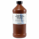 Una botella de plástico marrón etiquetada como Solución de Yoduro de Potasio-Yodato con instrucciones para su uso en pruebas químicas. La botella tiene un tapón negro y una etiqueta blanca con texto en negro y azul.