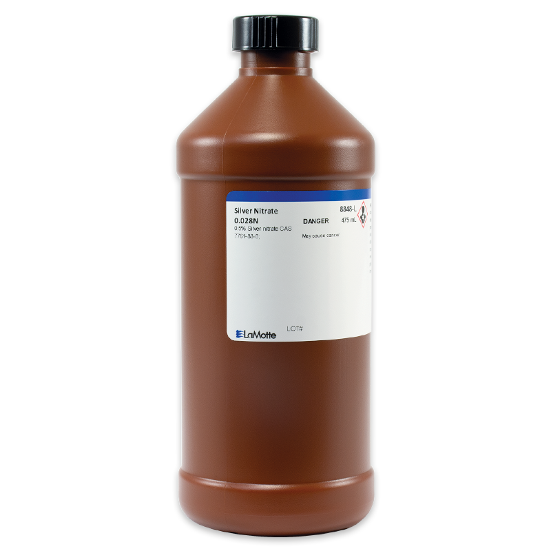 Une bouteille en plastique marron avec une étiquette blanche, marquée Nitrate d’argent 0,028N et DANGER. La bouteille possède un bouchon noir, porte la marque LaMotte en bas de l’étiquette, et fait partie de la série Silver Nitrate Titration Reagents - série 8848-L.