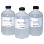 Trois bouteilles en plastique transparent identifiées comme standards de conductivité — 74, 1413 et 6668 umhos/cm — portent la marque LaMotte Conductivity TDS Solutions 6419-L, conçues pour des essais chimiques précis.