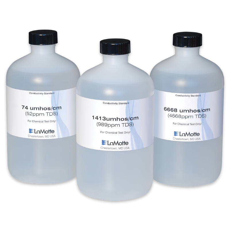 Tres botellas de plástico transparente de LaMotte Conductivity TDS Solutions 6419-L, cada una etiquetada con diferentes lecturas—74 umhos/cm, 1413 umhos/cm y 6668 umhos/cm—se exhiben una al lado de la otra sobre un fondo blanco.