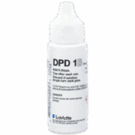 Un bote gota de plástico blanco etiquetado DPD 1B, con instrucciones de añadir 5 gotas, tapar después de usarlo y desecharlo si la solución se vuelve rosa oscuro. La etiqueta DPD 1B advierte que causa quemaduras graves en la piel y daños oculares.