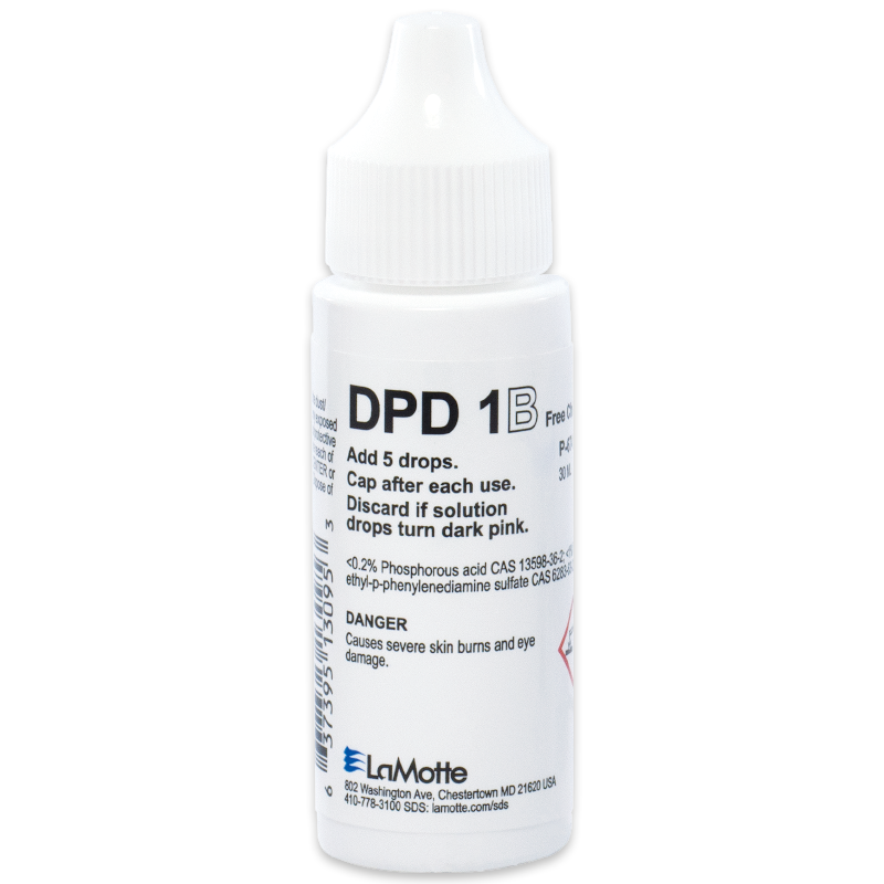 Un bote gota de plástico blanco etiquetado DPD 1B, con instrucciones de añadir 5 gotas, tapar después de usarlo y desecharlo si la solución se vuelve rosa oscuro. La etiqueta DPD 1B advierte que causa quemaduras graves en la piel y daños oculares.