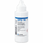 Une bouteille en plastique blanc avec compte-gouttes portant l’étiquette DPD 1B comporte un bouchon blanc, un texte bleu et noir, ainsi que des instructions pour ajouter 5 gouttes. L’étiquette DPD 1B inclut également des avertissements concernant d’éventuelles brûlures cutanées.