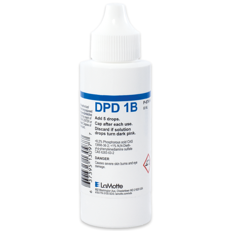 Une bouteille en plastique blanc avec compte-gouttes portant l’étiquette DPD 1B comporte un bouchon blanc, un texte bleu et noir, ainsi que des instructions pour ajouter 5 gouttes. L’étiquette DPD 1B inclut également des avertissements concernant d’éventuelles brûlures cutanées.