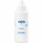 Une bouteille en plastique blanc avec compte-gouttes portant l’étiquette DPD 3 Chlore Total avec du texte bleu et des instructions. La bouteille DPD 3 possède un bouchon à vis nervuré et est fabriquée par LaMotte, basée à Chestertown, Maryland.