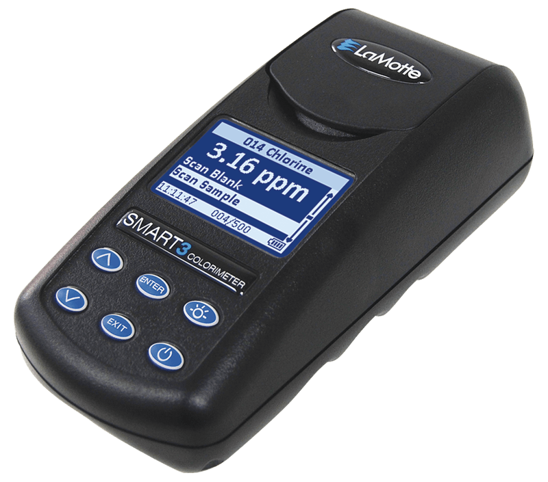 Un dispositivo de mano LaMotte SMART3 Colorímetro muestra una lectura de cloro de 3,16 ppm en su pantalla, con varios botones de navegación y función visibles debajo de la pantalla.